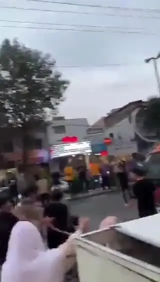 حمله به ماشین آتش نشانی+ویدئو