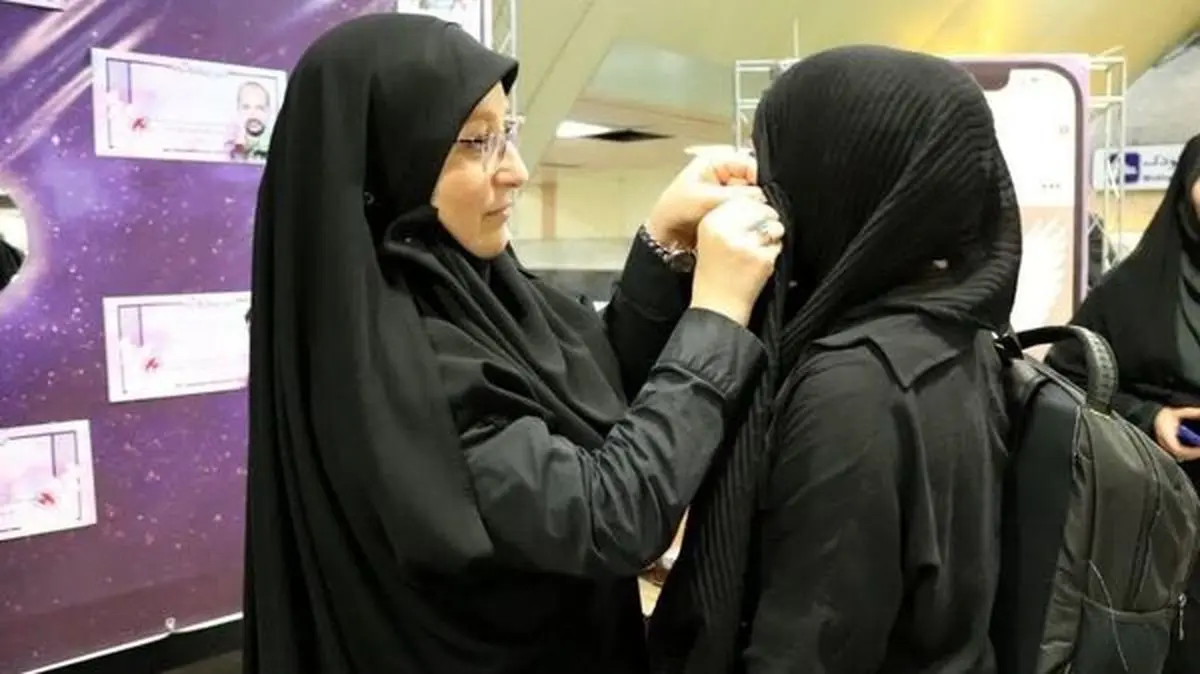 بنرِ جالب و جنجالی تقدیر از رعایت حجاب خبرساز شد + عکس