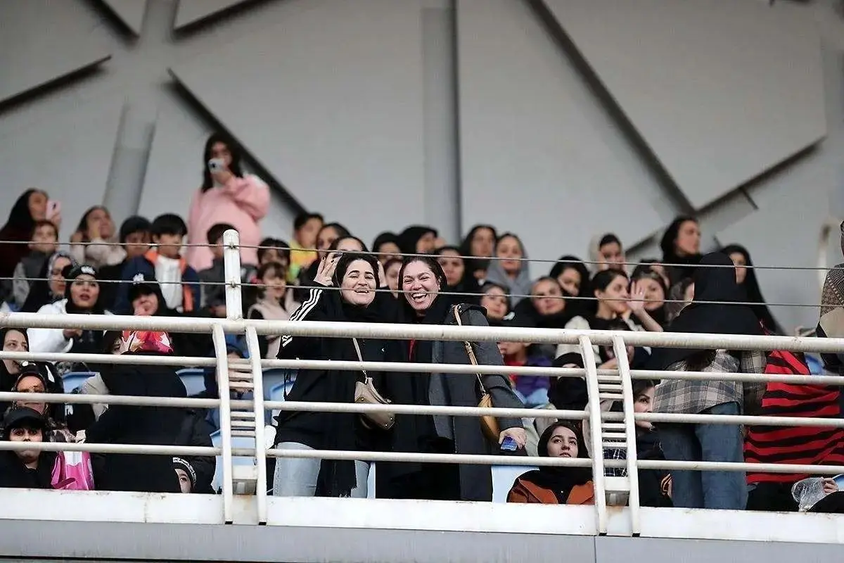 اولین حضور زنان تماشاگر در ورزشگاه امام رضا (ع) در مشهد