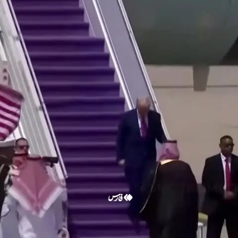 ببینید | استقبال بن‌سلمان از ترامپ در پای هواپیما