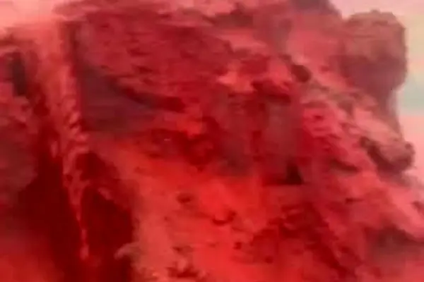 ببینید| سرخ‌شدن ساحل هرمز پس از بارش باران