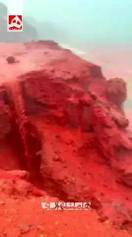 ببینید| سرخ‌شدن ساحل هرمز پس از بارش باران