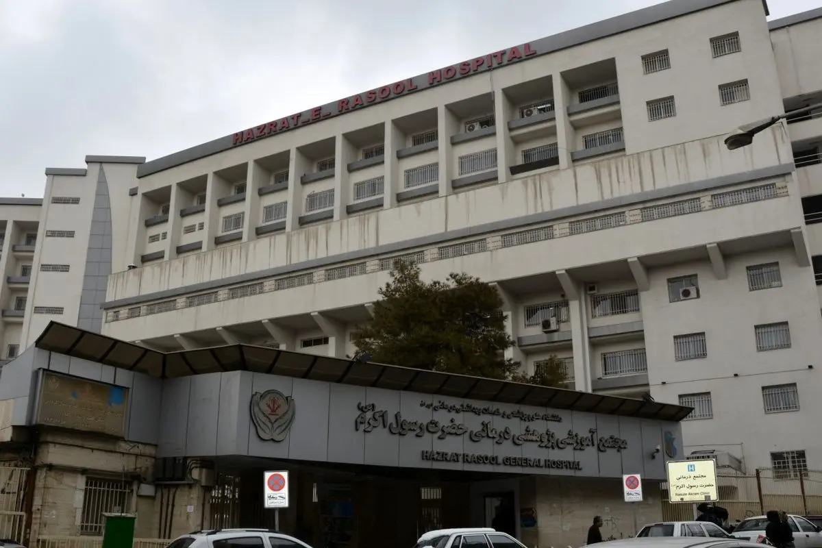 فاجعه در قلب پایتخت؛ همراهان بیماران به یکی از بزرگترین بیمارستان‌های تهران پنکه می‌آورند!+تصویر