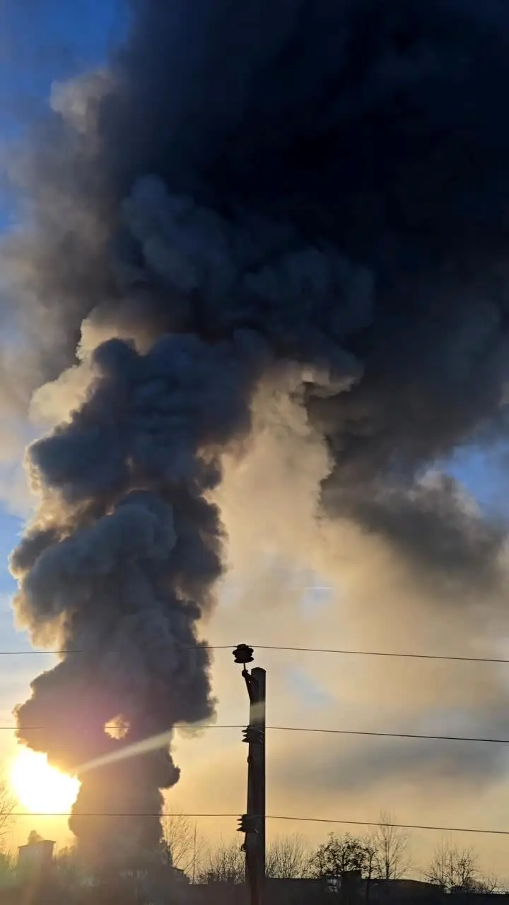ببینید| آتش سوزی بزرگ در کارخانه شرکت کاله واقع در شهر آمل