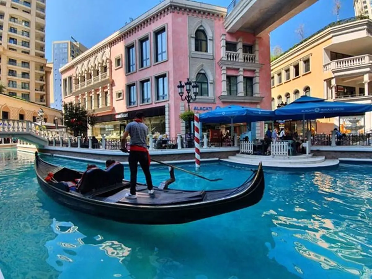 چطور از میدان تکسیم به مرکز خرید ونیزیا برویم؟
