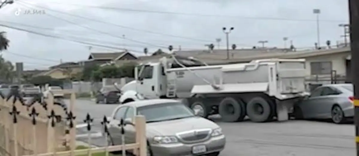 مرد آمریکایی با کامیون به طلاق همسرش پاسخ داد+ ویدئو