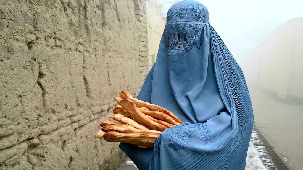  چند قرص نان نهایت آرزوی بسیاری از مردم افغانستان شده است