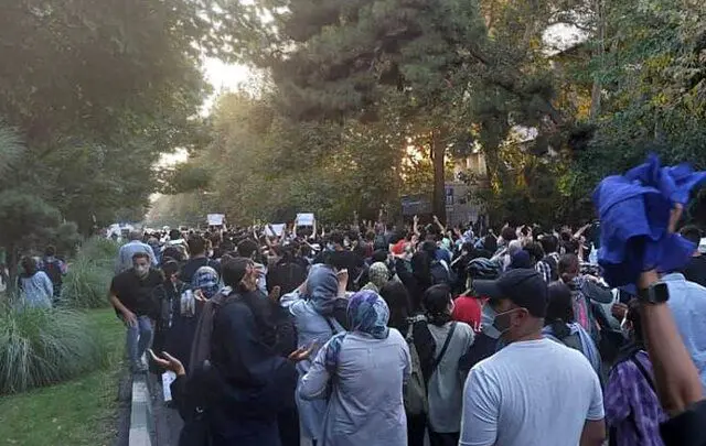 برگزاری تجمع برای اعتراض به عملکرد گشت ارشاد در تهران/ برخی شعار ساختارشکنانه سر دادند/ برگزاری تجمعی مشابه در مشهد/ پلیس چند نفر را بازداشت کرد+ ویدئو