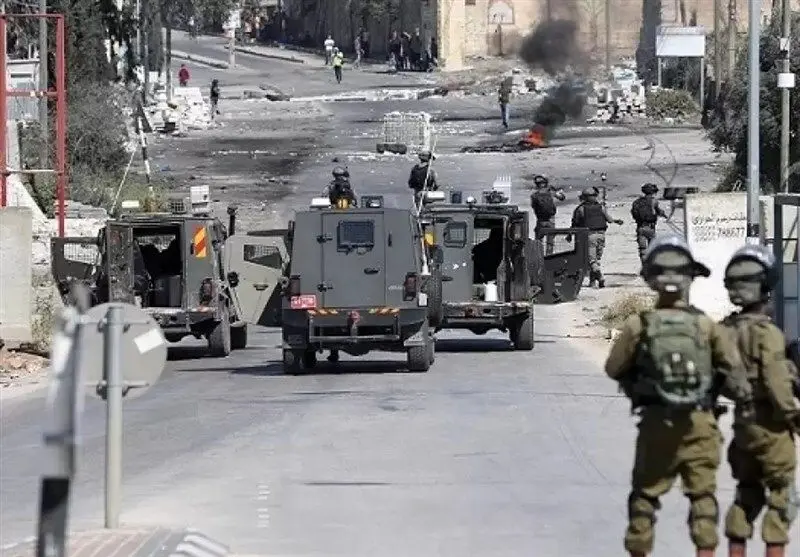 گزارش الجزیره از وخامت اوضاع در جنین؛ خودروهای نظامی اسرائیل با بولدوزر در حال پیشروی هستند