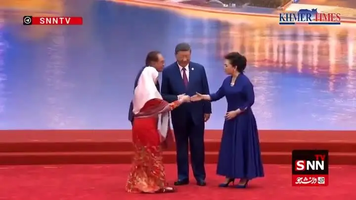 ببینید| امتناع همسر نخست وزیر مالزی از دست دادن با رئیس جمهور چین