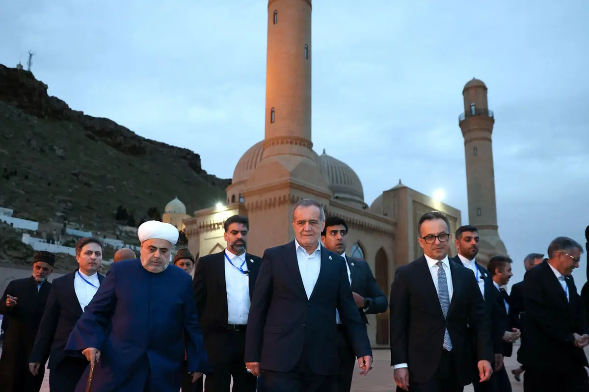 پزشکیان در سفر به باکو از کدام امامزاده زیارت کرد؟ + تصاویر