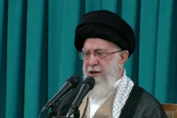 رهبر انقلاب: حفظ امنیت، حرمت و کرامت از حقوق اصلی زنان است و بر خلاف سرمایه‌داری غرب که کرامت زن را لگدمال می‌کند، اسلام بر رعایت کامل احترام زن تأکید دارد/ مهمترین حق و نیاز زن در خانه محبت همسر است