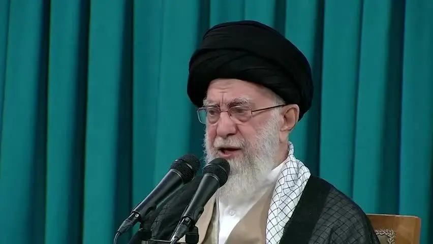 رهبر انقلاب: شهید رئیسی در اولین مصاحبه با صراحت گفت با آمریکا مذاکره مستقیم نمی‌کنیم/ البته در دوره شهید رئیسی مذاکرات غیر مستقیم بود ولی بدون نتیجه/ حالا هم گمان نمی‌کنیم به نتیجه برسد و نمی‌دانیم چه خواهد شد