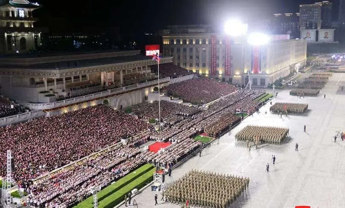 تصاویری از رژه شبه نظامی کره شمالی در سالگرد تأسیس این کشور + عکس