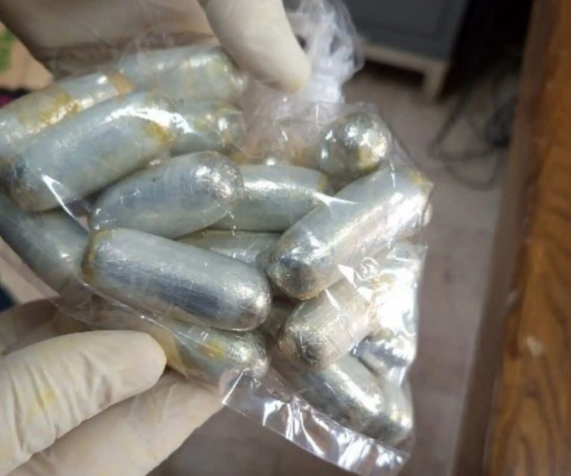 کشف یک کیلو کوکائین از شکم مسافری در فرودگاه امام خمینی/ ۷۷ بسته مواد مخدر از وی دفع و ضبط شد