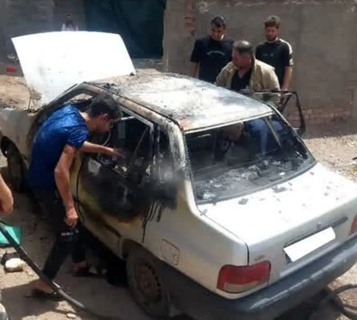 انفجار موبایل، پراید را به آتش کشید