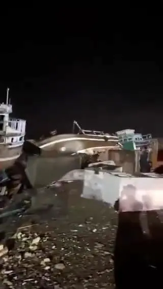 ببینید| طوفان سهمگین در سواحل چابهار؛ بیش از ۱۰ لنج ماهیگیری غرق شد