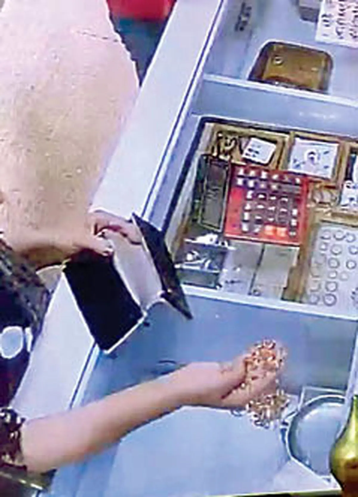 2 زن پلید برای رسیدن به هدف‌شان نقش توریست خارجی را بازی می‌کردند