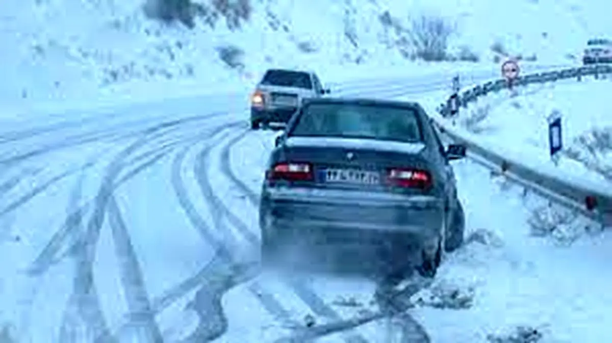 بارش برف در کندوان؛ جاده لغزنده است