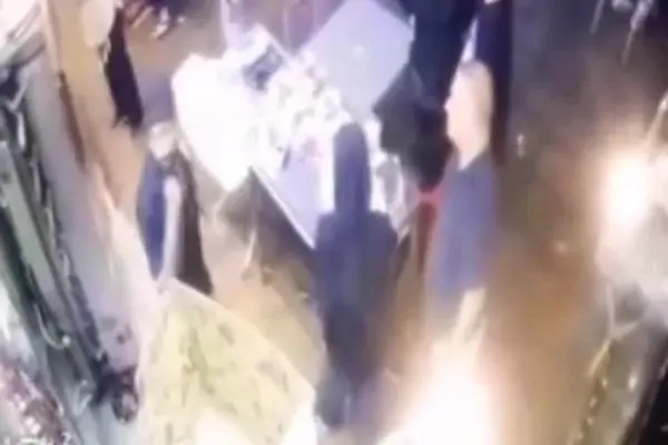 ببینید | لحظه هولناک برخورد پراید با عابران؛ مشتریان ساندویچی زیر گرفته شدند