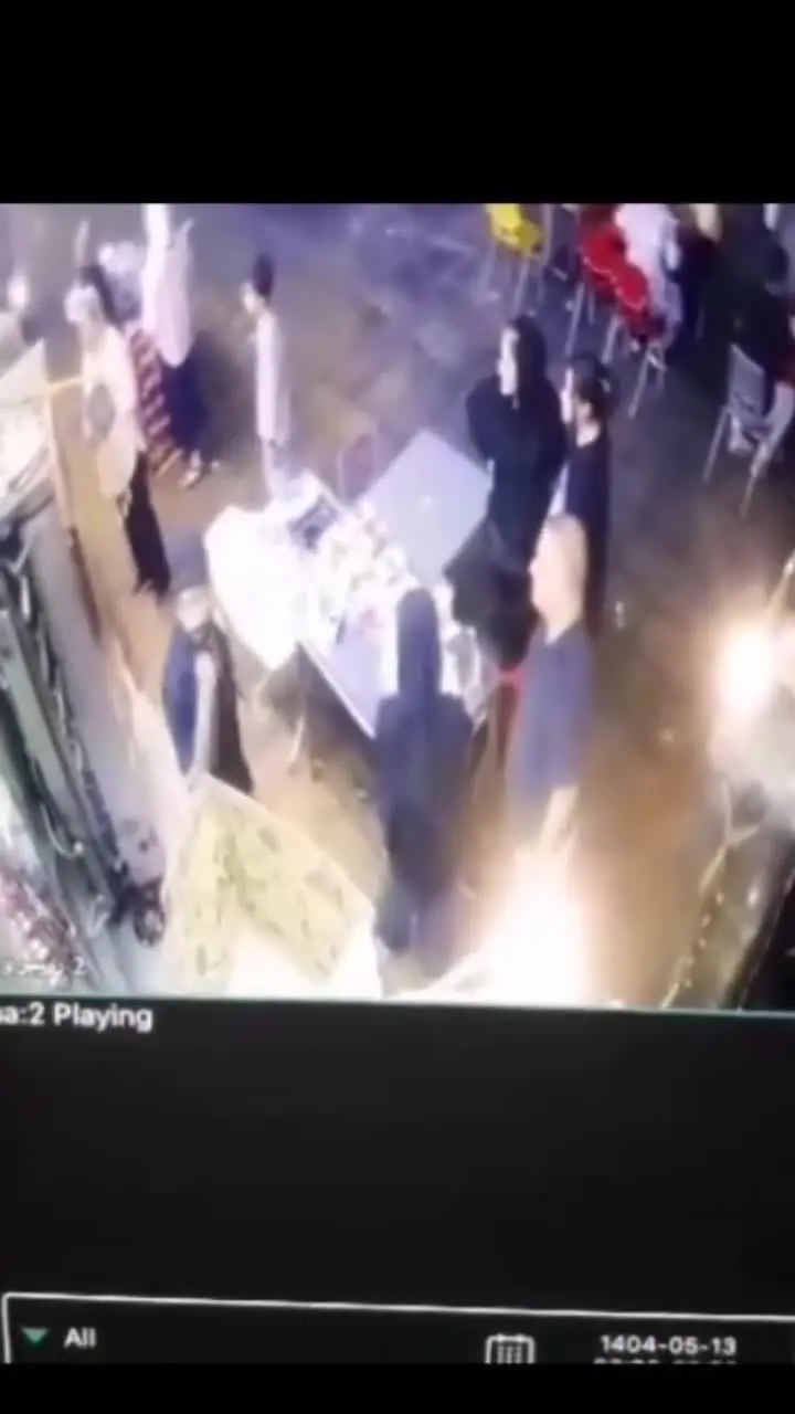 ببینید | لحظه هولناک برخورد پراید با عابران؛ مشتریان ساندویچی زیر گرفته شدند