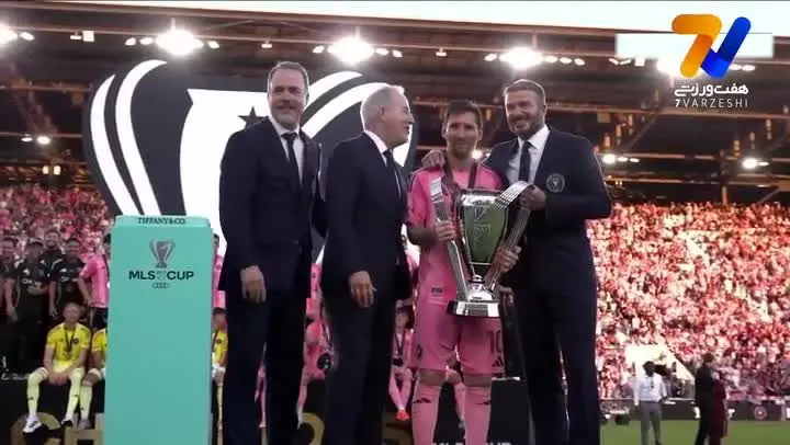 ببینید| تاریخسازی مسی در اینترمیامی و بالا بردن جام قهرمانی