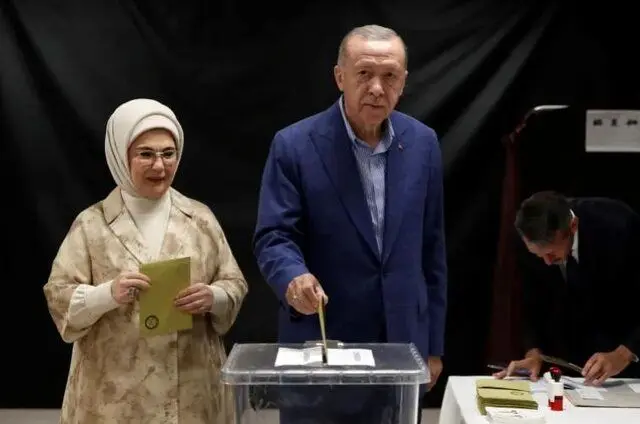 اردوغان و قلیچداراوغلو رای‌ خودشان را به صندوق انداختند + تصاویر