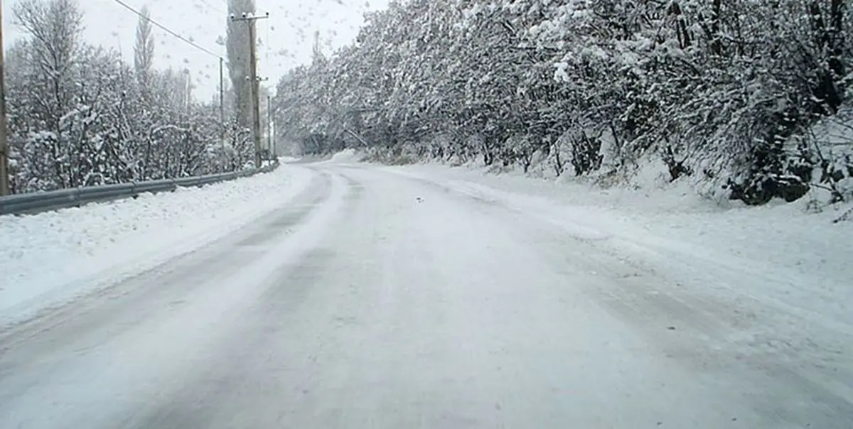برف جاده چالوس و آزادراه تهران-شمال را مسدود کرد