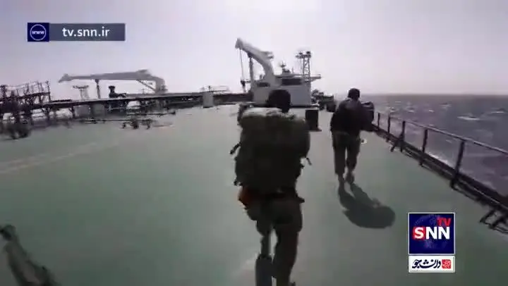 تصاویری جدید از توقیف نفتکش‌های یونانی توسط سپاه در خلیج فارس+ ویدئو