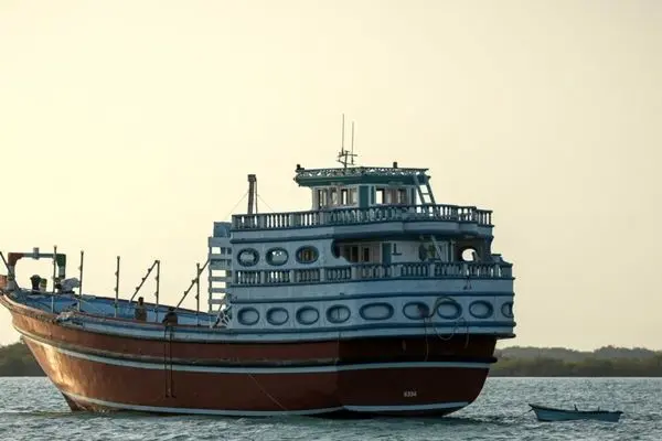 پنج شناور و محموله بزرگ کالای ممنوعه در آب‌های بندرعباس توقیف شد