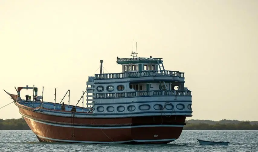 پنج شناور و محموله بزرگ کالای ممنوعه در آب‌های بندرعباس توقیف شد