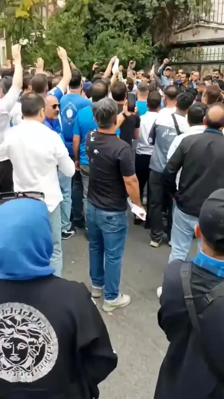 ببینید| تجمع هواداران استقلال و هجوم سمت درب باشگاه!