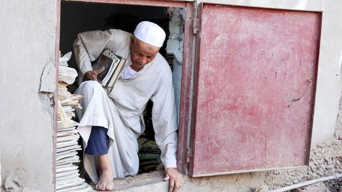 مرد ۸۲ ساله مصری همچنان مردم را به خواندن کتاب تشویق می‌کند