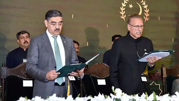 نخست وزیر موقت جدید پاکستان روز دوشنبه سوگند یاد کرد