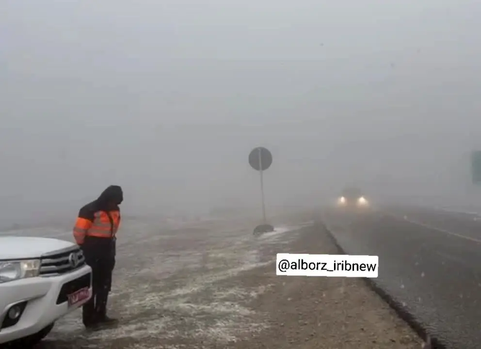 ببینید|  آغاز بارش برف در ارتفاعات جاده جدید هشتگرد - طالقان