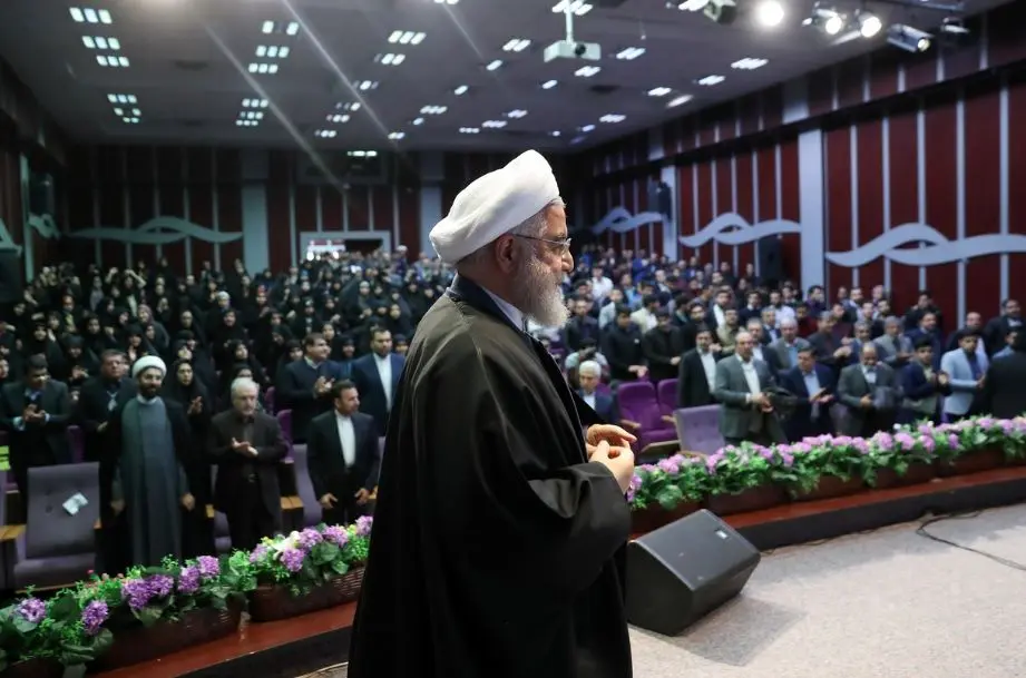 تصاویری از لحظه بهم ریختن سخنرانی روز دانشجوی حسن روحانی توسط نماینده مجلس و دولتمرد رئیسی!