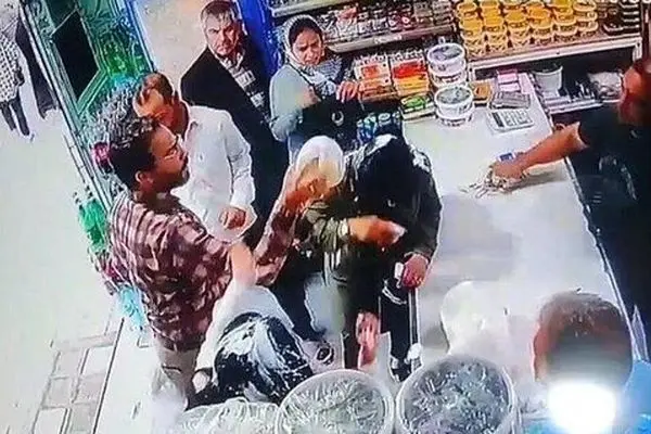 برای فردی که ماست پرتاب کرد و دو زن مورد حمله قرار گرفته، حکم جلب صادر شد