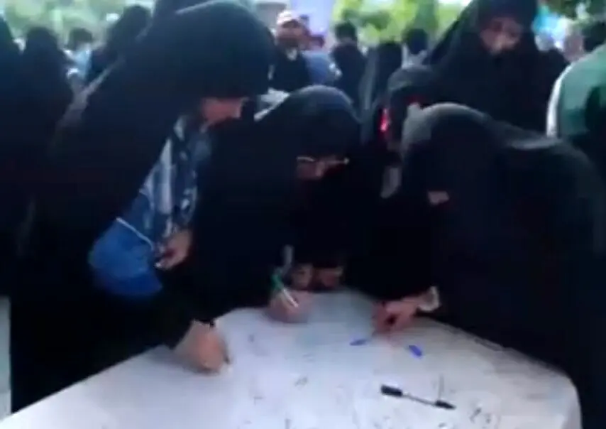 زنان علیه بی‌حجاب‌ها در پایتخت طومار امضا کردند + تصاویر