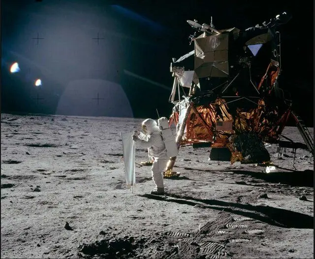 فيلم،كاپري،كورن،بزن،بريم،حين،ممنوع،پرواز،كارگرداني،ماه