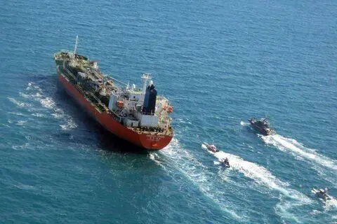 حمله سه قایق به یک کشتی در دریای سرخ؛ گزارش‌هایی از تبادل آتش بین دو طرف