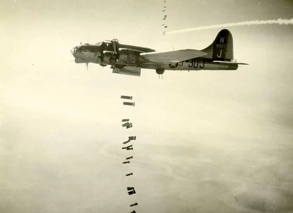 فیلم رنگی شده از بمباران آلمان توسط بمب‌افکن‌های متفقین در جنگ جهانی دوم