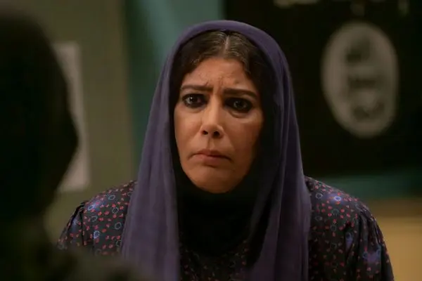 ام عبیده در قسمت ششم سریال سقوط، متوجه گوشی همراه آیسان شد!