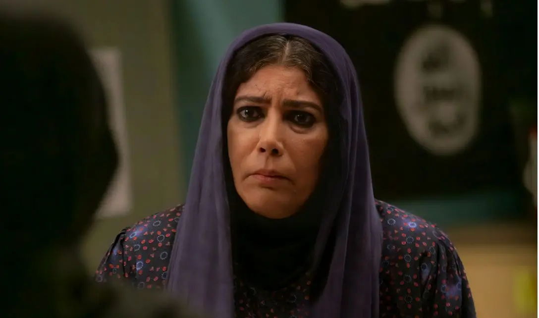 ام عبیده در قسمت ششم سریال سقوط، متوجه گوشی همراه آیسان شد!