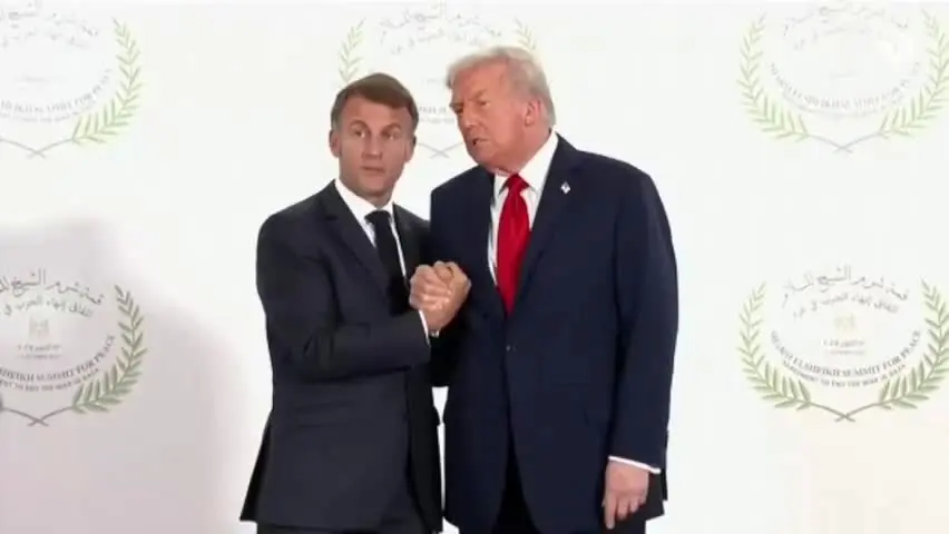 ببینید| ترامپ و ماکرون هنگام دست‌دادن باهم مچ انداختند!