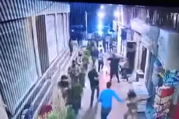 ببینید| حکومت جولانی روی واقعی خود را نشان داد؛ کتک زدن زنان بدون حجاب در روز روشن!