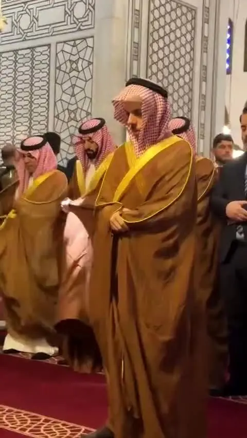 ببینید| وزیر خارجه عربستان در مسجد اموی پیش‌نماز شد