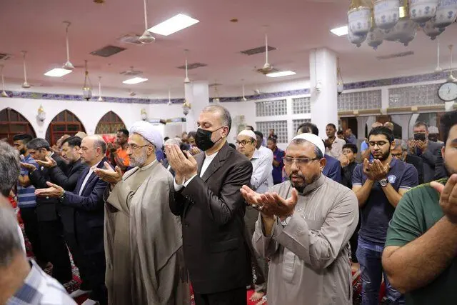 شرکت امیرعبداللهیان در نماز جماعت شیعیان دارالسلام