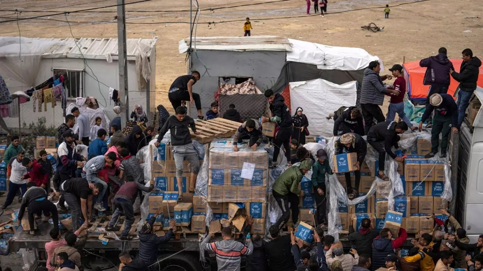گاردین: فلسطینی‌های غزه در مکان‌های توزیع مواد غذایی با تیراندازی بی‌هدف و مرگبار روبه‌رو هستند که بخشی از یک طرح کشنده است