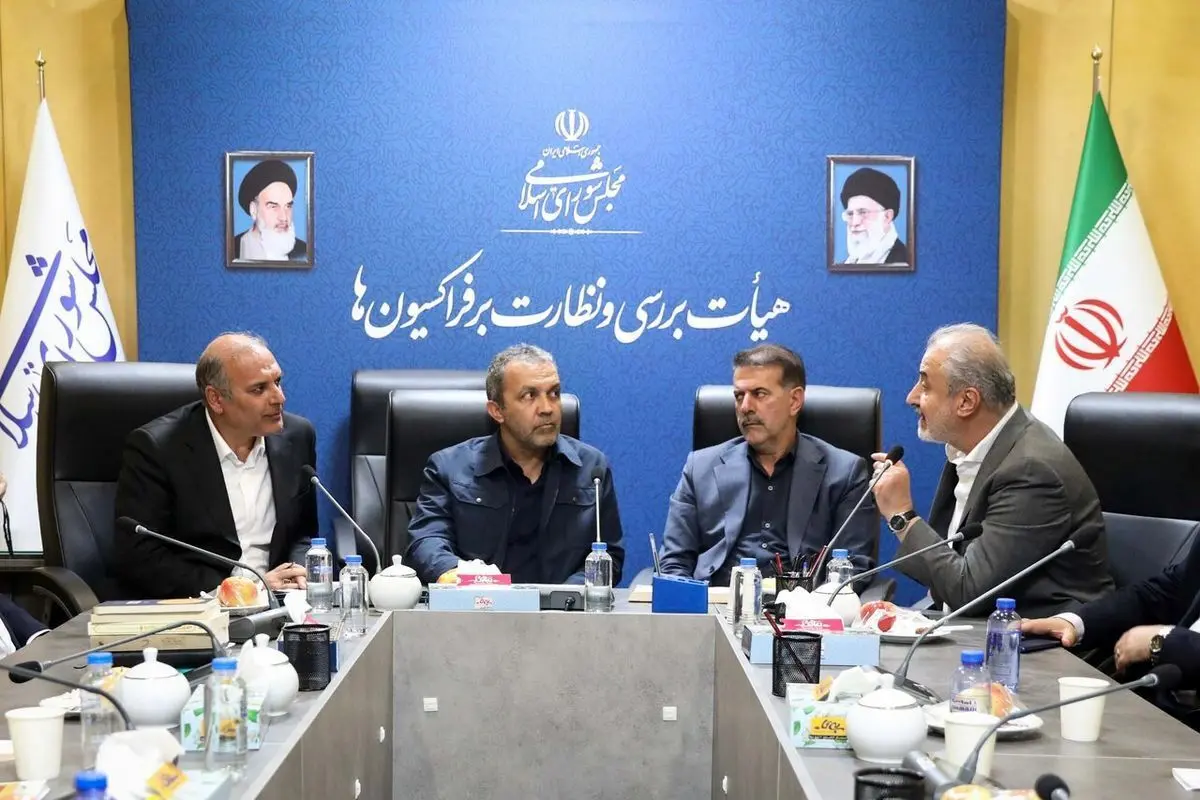 بازی سیاسی نمایندگان در زمین فوتبال/ مکانیسم ماشه مهم‌تر است یا قرارداد بازیکن پرسپولیس؟