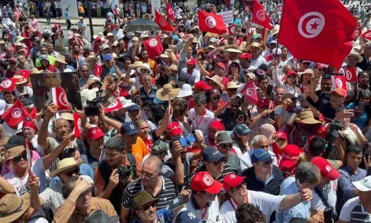 هزاران تونسی در مخالفت با همه پرسی تظاهرات کردند